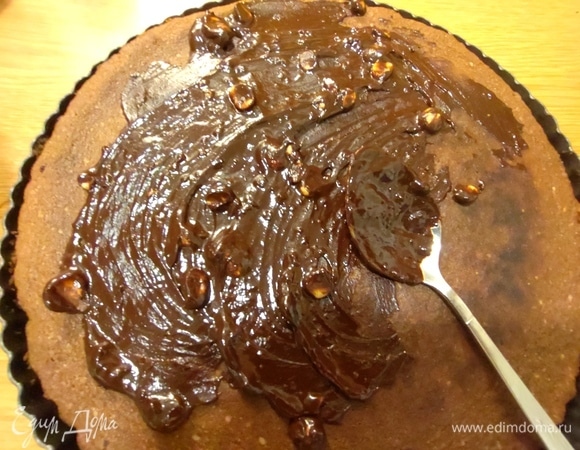 Горячую глазурь нанести на пирог. У меня шоколад с фундуком, поэтому видны орешки.