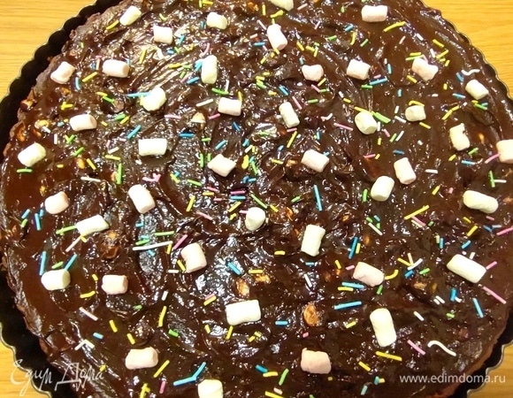 Посыпать цветной крошкой и маршмеллоу.