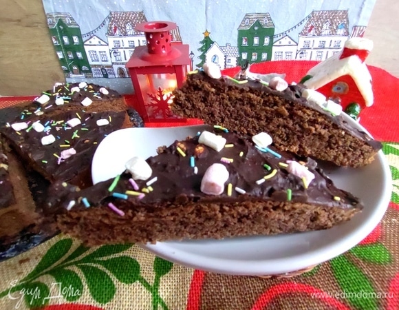 Пирог лучше держать накрытым, чтобы не подсох. Половина пирога исчезла до фотосессии.