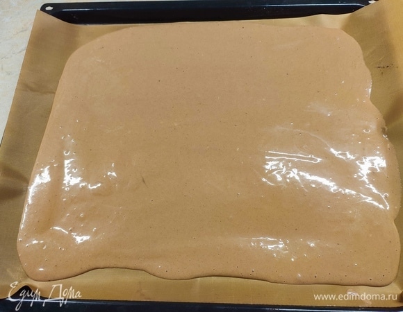 К яйцам добавить разрыхлитель, ванилин, молоко и масло. Все взбить. Просеять муку и какао. Перемешать и вылить на противень. Выпекать при температуре 200°C. Корж, главное, не передержать, иначе станет резиновым. Если выпекаете на стандартном противне, то проверяйте готовность уже через 5 минут. Если форма у вас будет вдвое меньше, то через 10 минут.