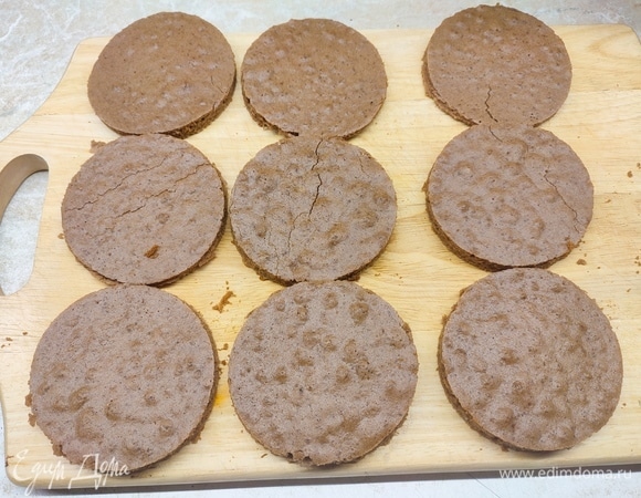 Из коржа вырезать кружочки.