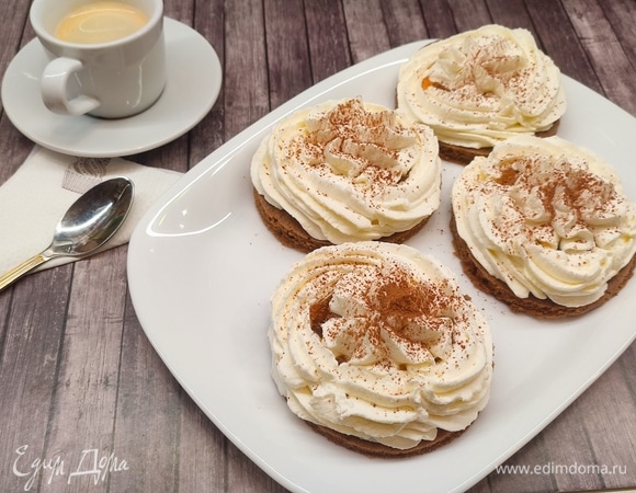 Поставить пирожные на 1 час в холодильник для охлаждения.