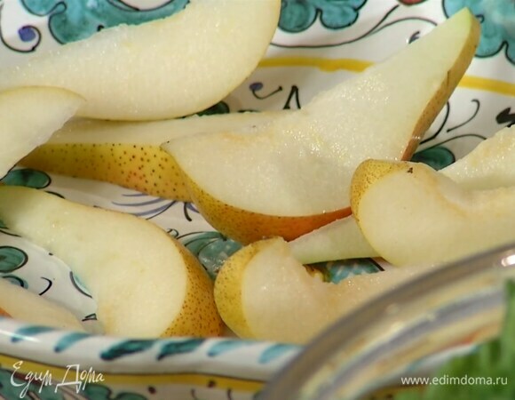 Грушу, удалив сердцевину, нарезать дольками и полить выжатым из половинки лимона соком.