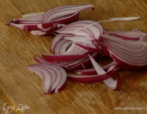 Красный лук почистить, тонко порезать, залить уксусом и дать постоять.