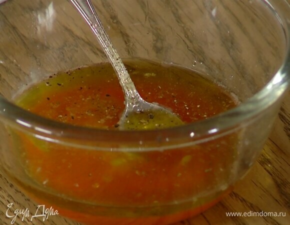 Приготовить заправку: из половинки апельсина и лимона выжать сок, добавить тахини, оливковое масло, посолить, поперчить и перемешать.