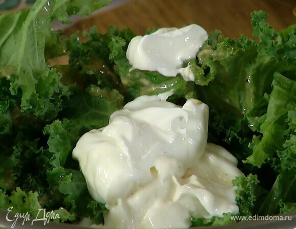 В глубокую миску выложить листья кейла, нарезанную грушу, полить заправкой и йогуртом, все перемешать.