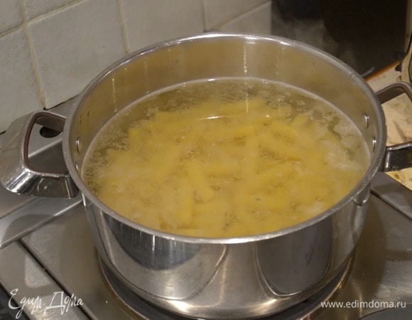 Макароны отваривать в кипящей подсоленной воде на 4 минуты меньше, чем указано на упаковке, затем воду слить.