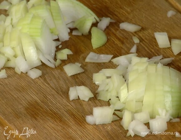 Лук почистить и мелко порезать.