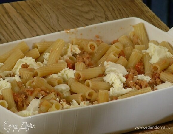 Добавить в сковороду макароны, все перемешать и переложить в жаропрочную керамическую форму, сверху разложить порванную руками моцареллу.
