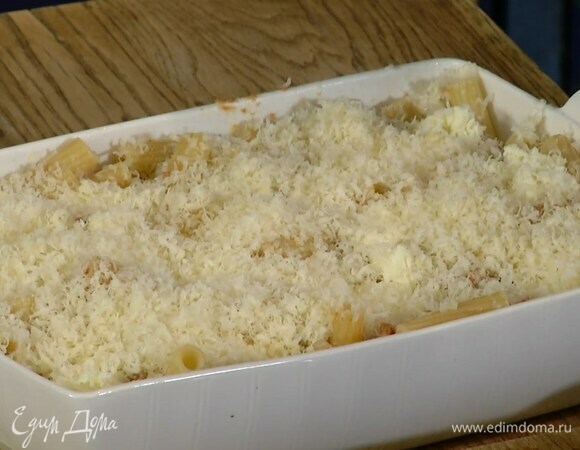 Твердый сыр натереть на мелкой терке, посыпать сверху макароны с мясом и запекать в разогретой духовке 15 минут.