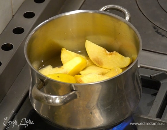 Выложить нарезанную айву в кастрюлю, добавить белый сахар, влить 100 мл воды и прогревать на небольшом огне 30 минут.