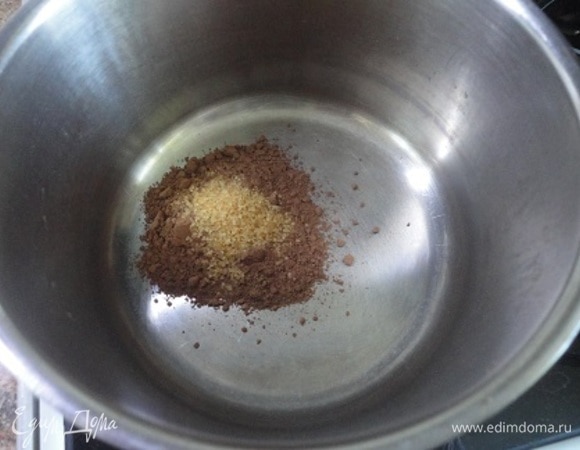 В небольшой ковш, где мы будем готовить десерт, высыпать какао и тщательно перемешать его с сахаром. Добавьте пару столовых ложек молока и перемешайте все в пасту. Затем влейте все остальное молоко.