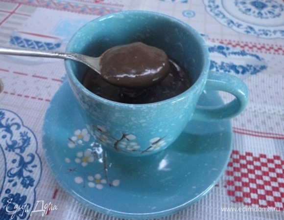 Увеличьте нагрев. Как только десерт начнет кипеть, уберите с огня и перелейте в чашку.