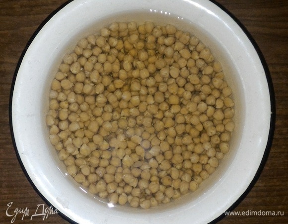 Нут промыть под проточной водой, положить в миску и залить холодной водой. Оставить горох для набухания на несколько часов или на ночь.