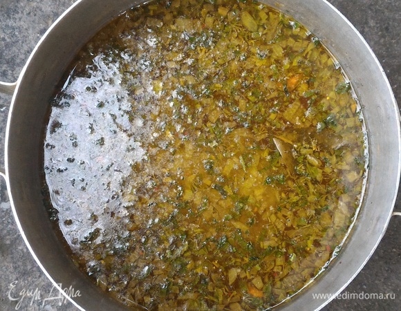 Положить зелень в суп, довести до кипения, варить 5 минут и выключить огонь.