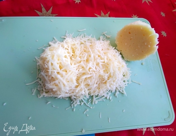 Для начинки мелко натереть сыр.
