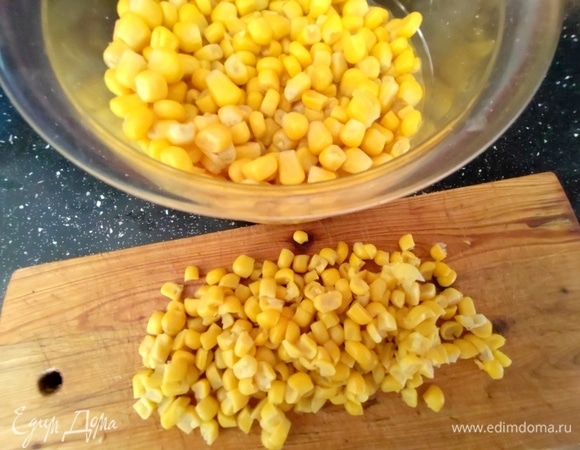 Кукурузу процедить. Если не лень, нарезать помельче.