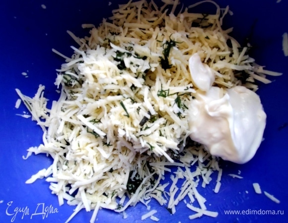 В сыр добавить майонез и укроп. Чеснок — на любителя, мы не добавляем.