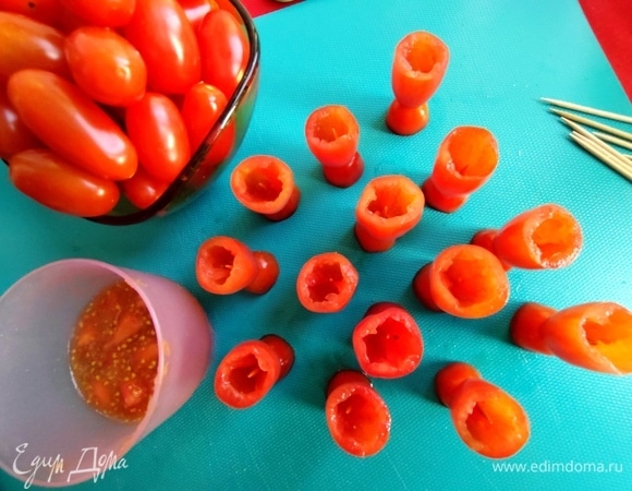 Вынуть середину узким ножом. С помощью половинки зубочистки соединить обе разрезанные части.