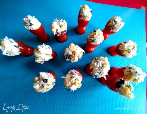 Наполняем начинкой с помощью мини–ложечки для горчицы.