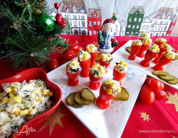 Можно подать такие «рюмки» на одной тарелке с другими закусками — это только украсит стол.