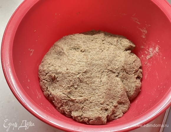 Для начала приготовить опару. Смешать все ингредиенты (вода, дрожжи, ржаная мука), накрыть, оставить на столе на ночь или на 12–14 часов.