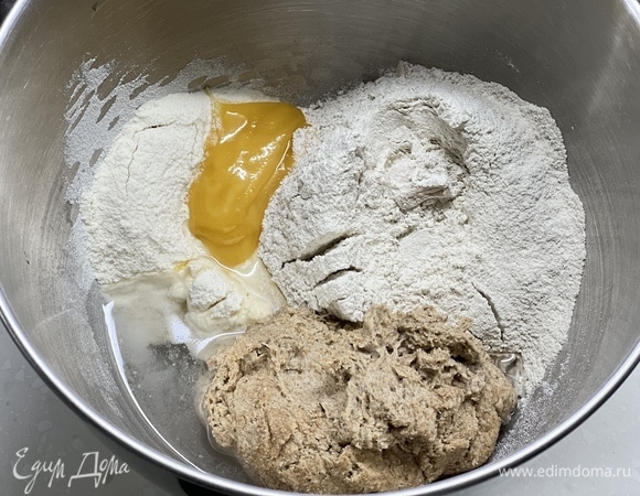 По истечении времени замесить из всех ингредиентов и опары гладкое тесто. Вымешивать нужно около 10–15 минут.