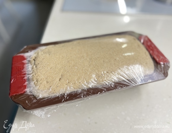 Далее сформировать тесто и переложить в форму для выпекания хлеба или просто сформировать в виде шара и положить на противень. Расстаивать 60–70 минут.