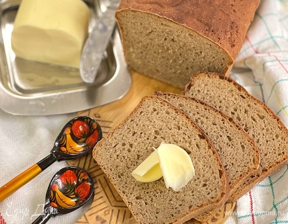 Духовку разогреть до 240°C. Поставить хлеб в духовку и плеснуть на дно духовки горячую воду для пара. Выпекать 10–15 минут до появления румяности, затем снизить температуру до 210°C и выпекать еще 30–35 минут до хорошей румяности. Дать остыть и наслаждаться.