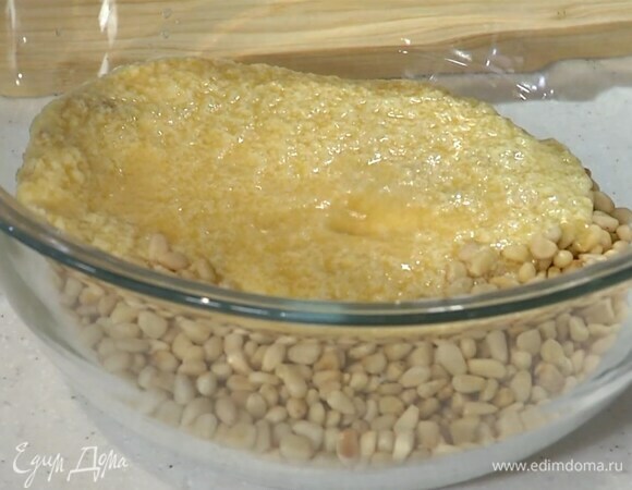 Приготовить крем: предварительно размягченное сливочное масло взбить с сахаром блендером с насадкой-венчиком, затем, продолжая взбивать, по одному добавить яйца, цедру и сок лимона, амаретто и взбить все в однородную массу, добавить лавандовый мед и перемешать.