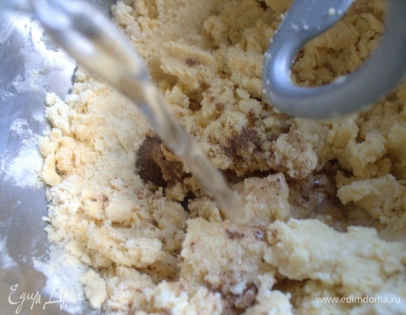 Влить постепенно 3–5 ст. л. воды, чтобы собрать тесто в ком.