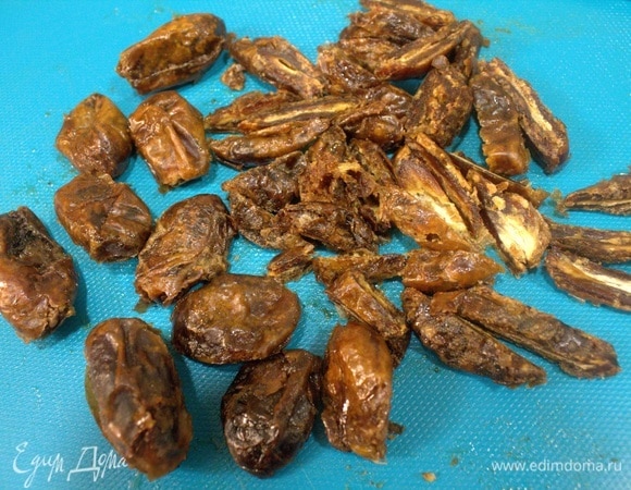 Для начинки финики нарезать.