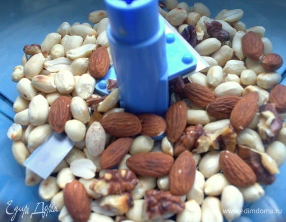 Любые орехи измельчить в крошку.