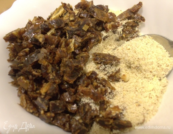 Смешать финики и орехи.