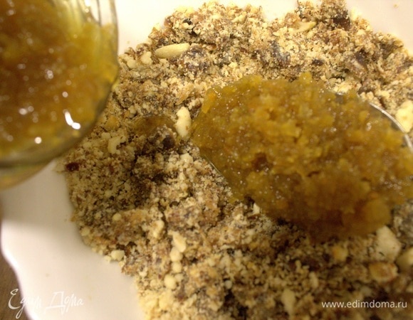 Добавить кисленький джем, например, сливовый. У меня перемолотая цидония, растет кустарником в Латвии, напомиинает мини-айву. Лишний сироп слить.