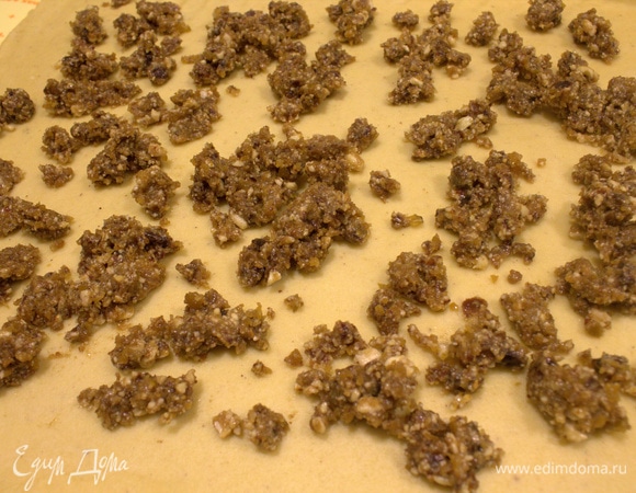 Раскатать тесто в прямоугольник.