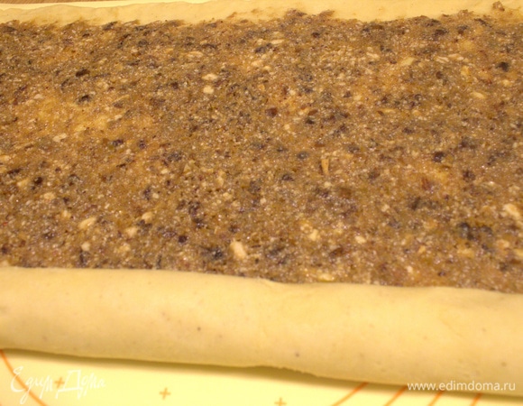 Нанести ровным слоем начинку.