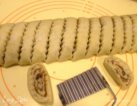 Свернуть в плотный рулет, нарезать на порции фигурным ножом.