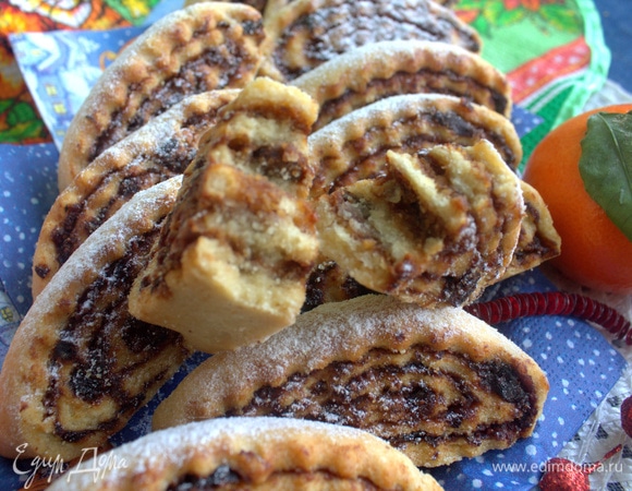 Разламываем. Не сильно крошится.