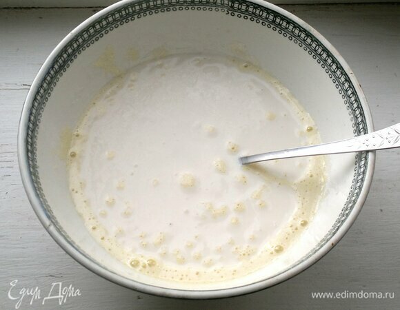 Добавьте сметану и перемешайте.