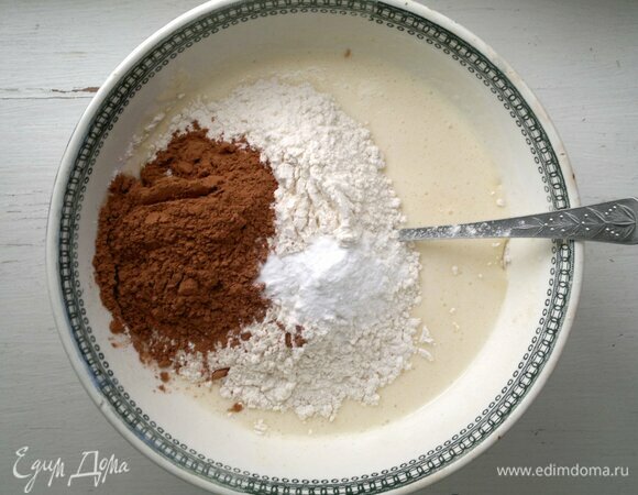 Порциями всыпьте просеянную муку, какао, соду и замесите тесто.