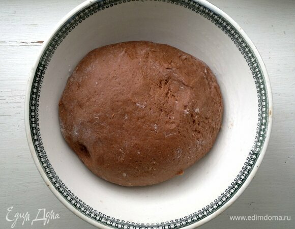 Соберите тесто в шар, накройте пищевой пленкой и поставьте в холодильник на один час.