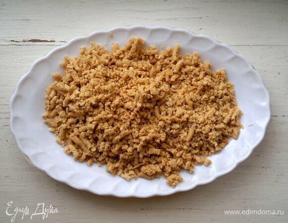 Тем временем подготовьте ингредиенты для начинки. Арахис (и для начинки, и для крема) измельчите в крошку.