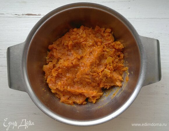 Курагу промойте, залейте кипятком на 5 минут. Затем слейте воду, обсушите сухофрукт и измельчите его в мясорубке или процессоре.