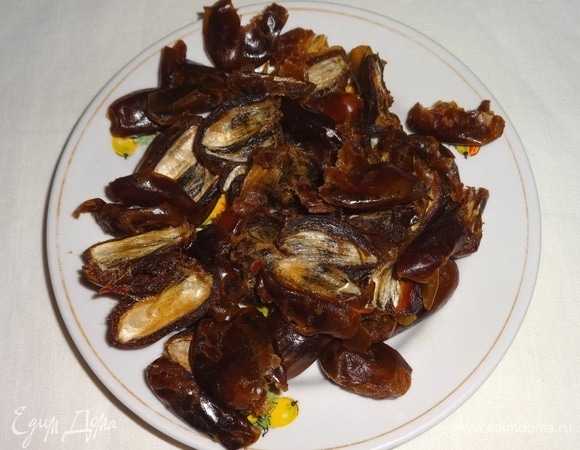 Финики вымойте, обсушите. Очистите от косточек, измельчите в пюре. Соедините его с 50 г измельченного арахиса и перемешайте. Затем добавьте к смеси джем (или густое варенье, повидло).