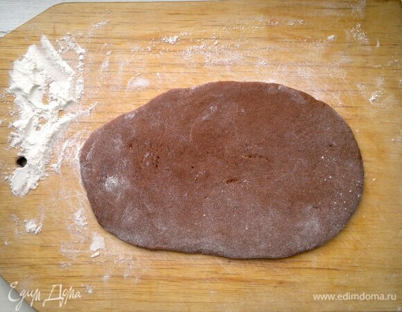 Достаньте тесто из холодильника, разделите его на 8 частей и сделайте шарики. На подпыленном мукой столе раскатайте каждую часть теста в овал толщиной примерно 2–3 мм.
