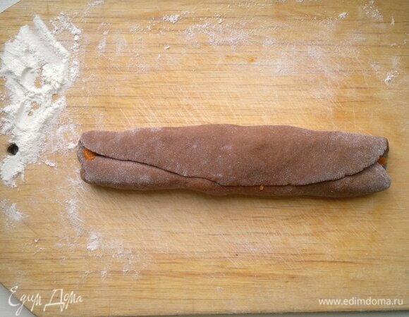 Три лепешки смажьте пюре из кураги, не доходя до краев 2,5–3 см. Затем сверните в рулетики по длинной стороне. 