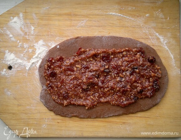 Две лепешки смажьте начинкой из джема с арахисом. Три лепешки — начинкой из фиников с арахисом, сверните в рулетики.