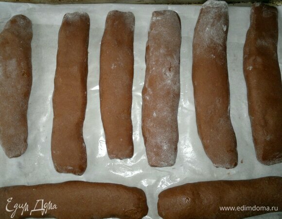 Противень застелите бумагой для выпечки. Смажьте растительным маслом, выложите рулетики. Поставьте в духовку, разогретую до 180°С, на 35–40 минут. Готовое изделие достаньте из духовки, полностью остудите и разрежьте на кусочки шириной примерно 2–2,5 см.
