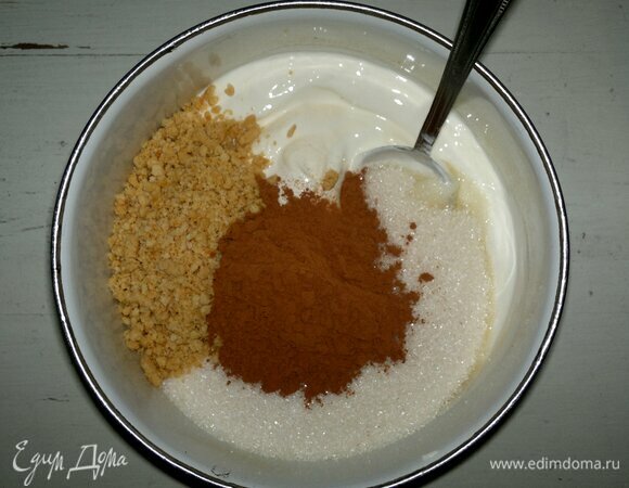 Для сметанного крема соедините сметану, сахар, какао, арахис, взбейте до однородности.